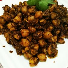 A picture of Dry chana masala.
