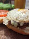 Hamburguesa casera en la planchetta