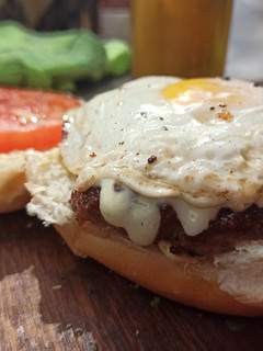 Una foto de Hamburguesa casera en la planchetta