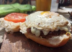 Una foto de Hamburguesa casera en la planchetta