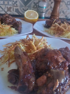 Una foto de Costillas de cerdo al vino palo cortado con patatas paja