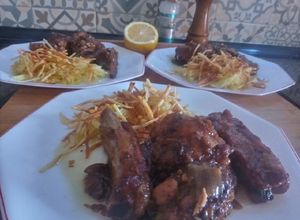 Foto principal de Costillas de cerdo al vino palo cortado con patatas paja