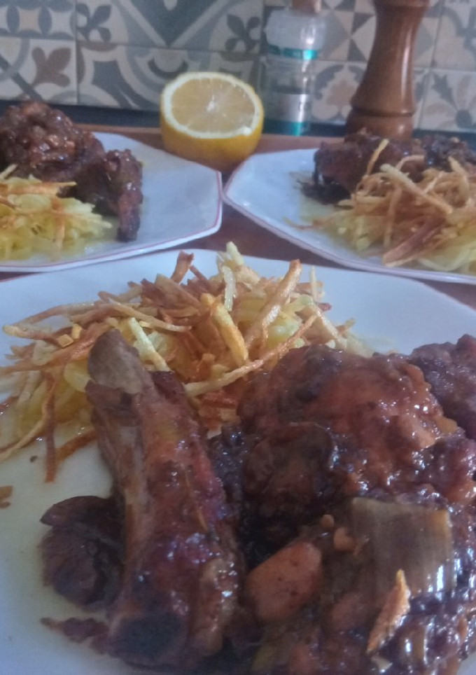 Una foto de Costillas de cerdo al vino palo cortado con patatas paja