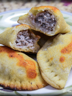 Foto di Mini calzoni con ripieno di salsiccia e formaggio