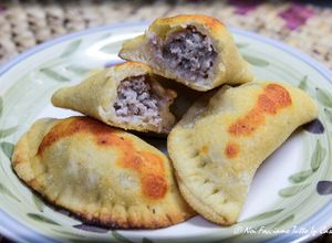 Foto di Mini calzoni con ripieno di salsiccia e formaggio