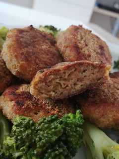 Foto di Polpette con carne e broccolo crudo.
