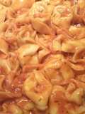 Tortelloni rellenos de carne en tomate
