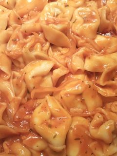 Una foto de Tortelloni rellenos de carne en tomate