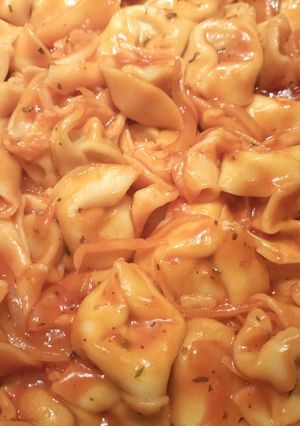 Una foto de Tortelloni rellenos de carne en tomate