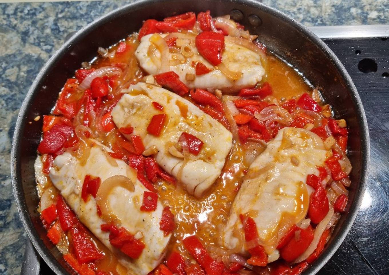 Merluza con pimientos