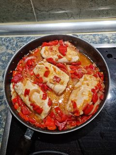 Una foto de Merluza con pimientos