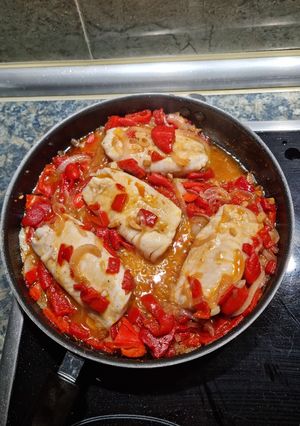 Una foto de Merluza con pimientos