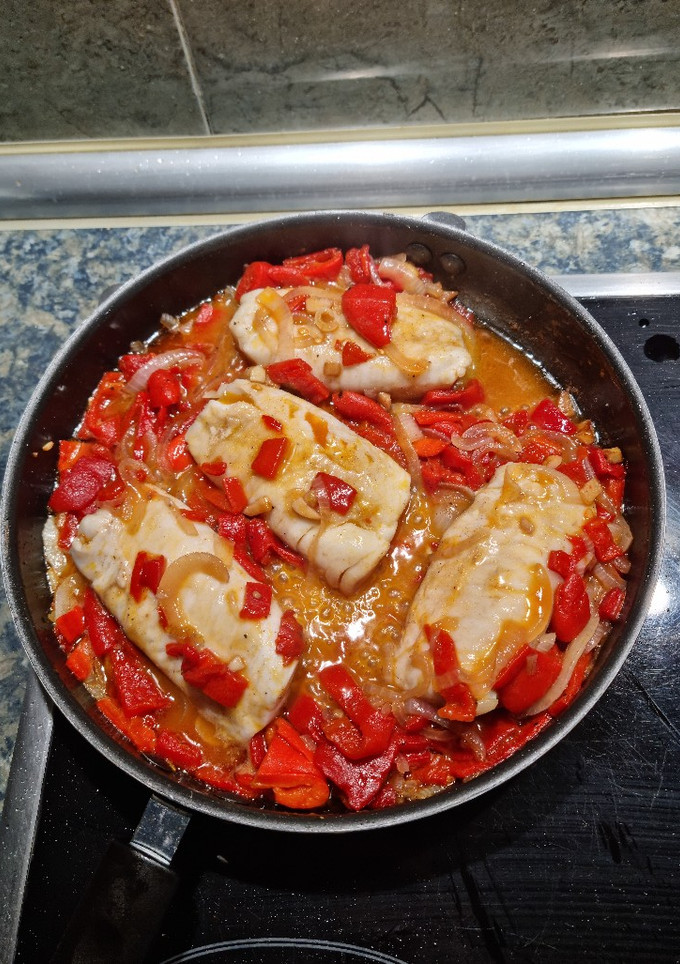 Una foto de Merluza con pimientos
