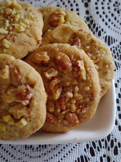 A picture of Crunchy walnuts cookies.