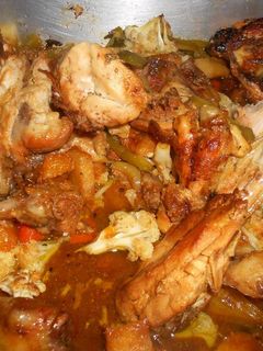 Una foto de Pollo horneado con vegetales