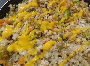 Una foto de Arroz de coliflor con arvejas verdes🍚🍱🫛