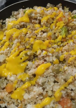 Una foto de Arroz de coliflor con arvejas verdes🍚🍱🫛