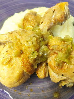 Una foto de Jamoncitos de pollo a la cerveza con puré de patatas