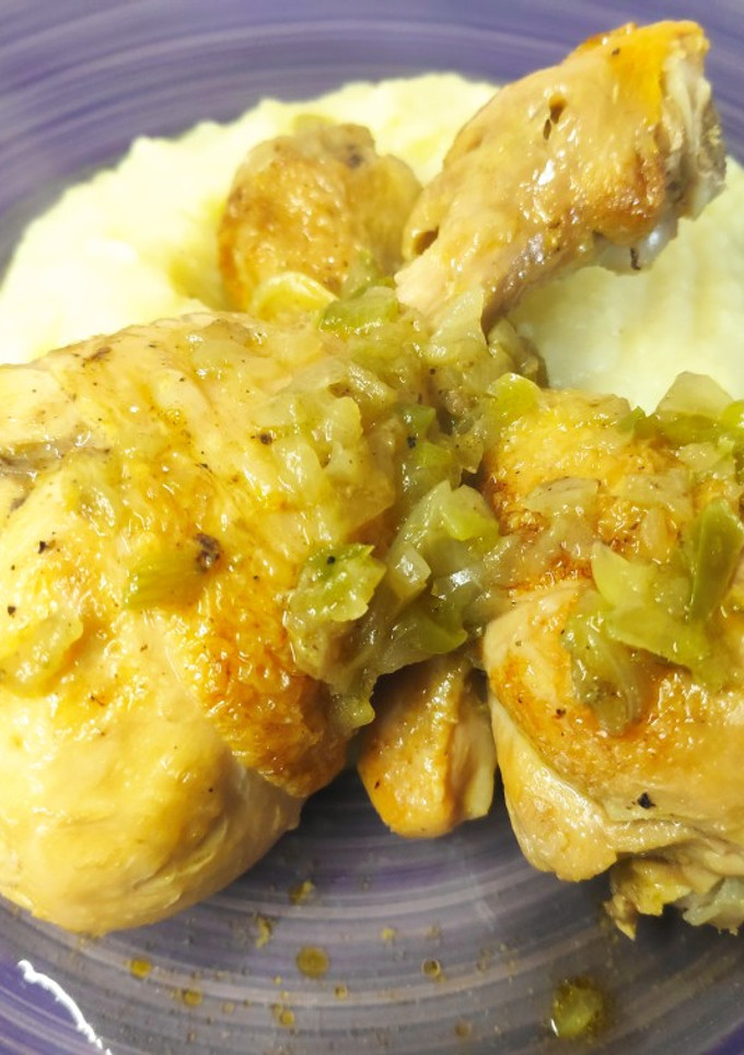 Una foto de Jamoncitos de pollo a la cerveza con puré de patatas
