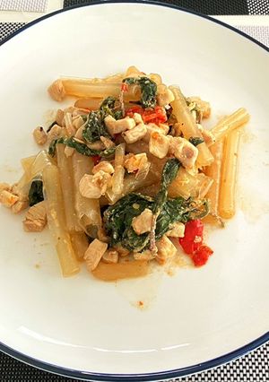 A picture of Stir Fried Clear Flat Noodles and Chicken With Basil.