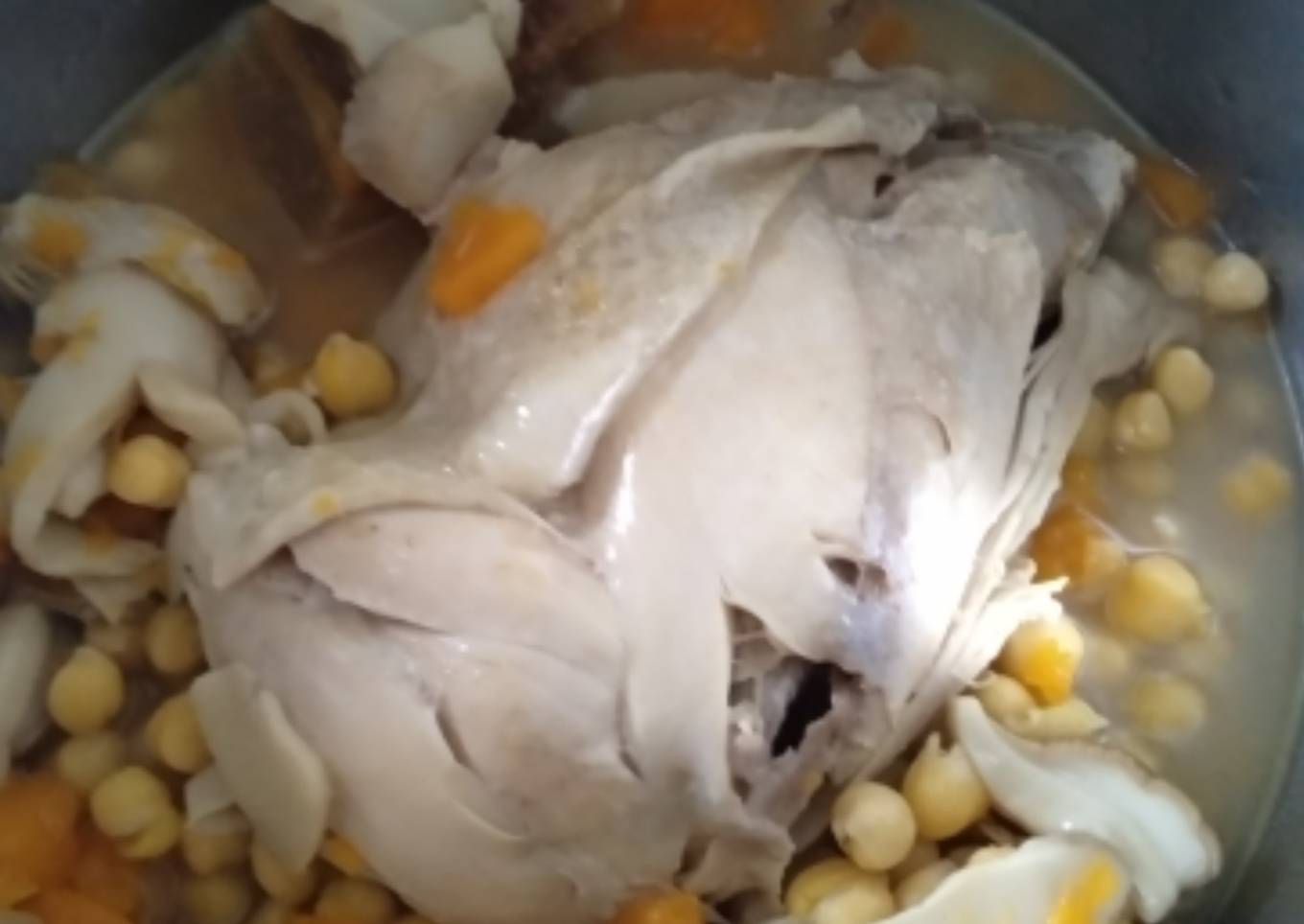 Garbanzos con pollo y boletus