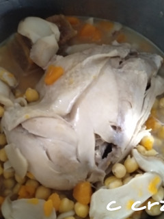 Una foto de Garbanzos con pollo y boletus