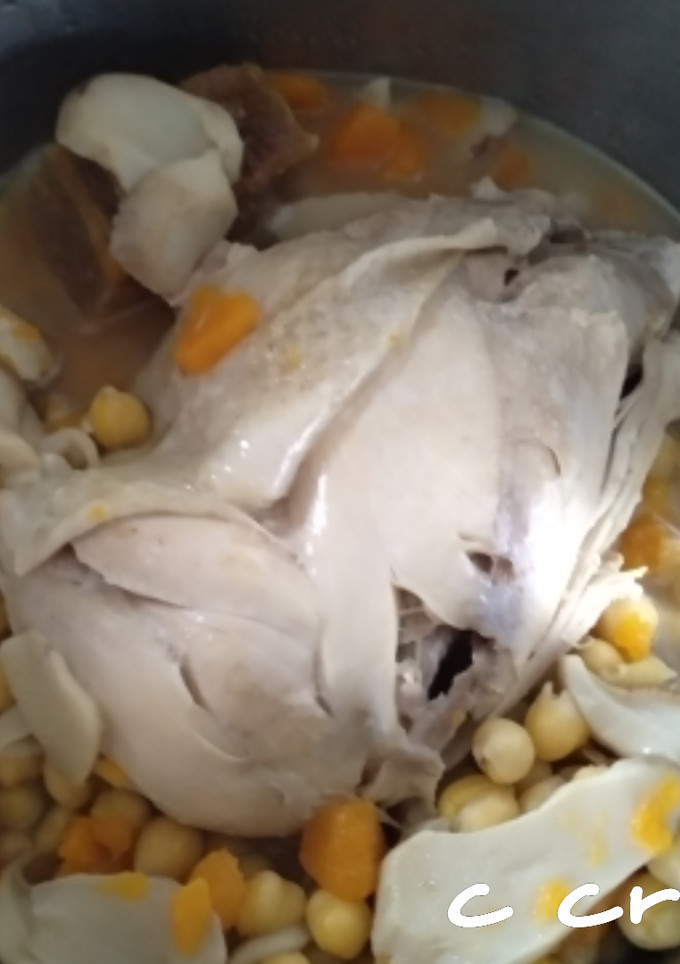Una foto de Garbanzos con pollo y boletus