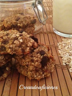 Una foto de Galletas de plátano, avena, coco y chocolate