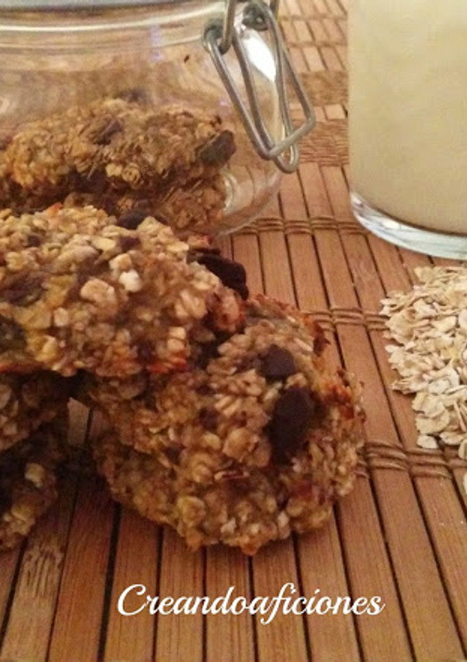 Una foto de Galletas de plátano, avena, coco y chocolate