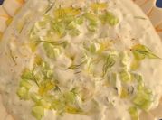 Une photo de concombre tartinade