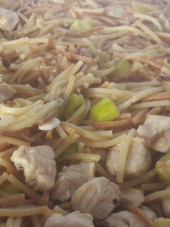 Una foto de Fideos con calabacín y solomillo de pavo