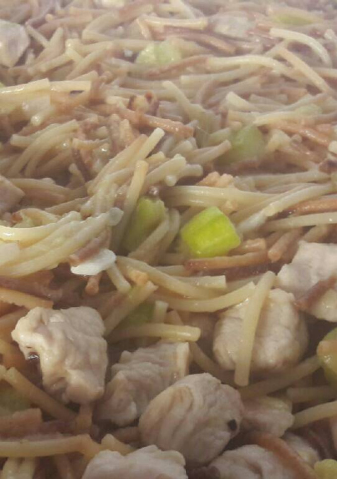 Una foto de Fideos con calabacín y solomillo de pavo