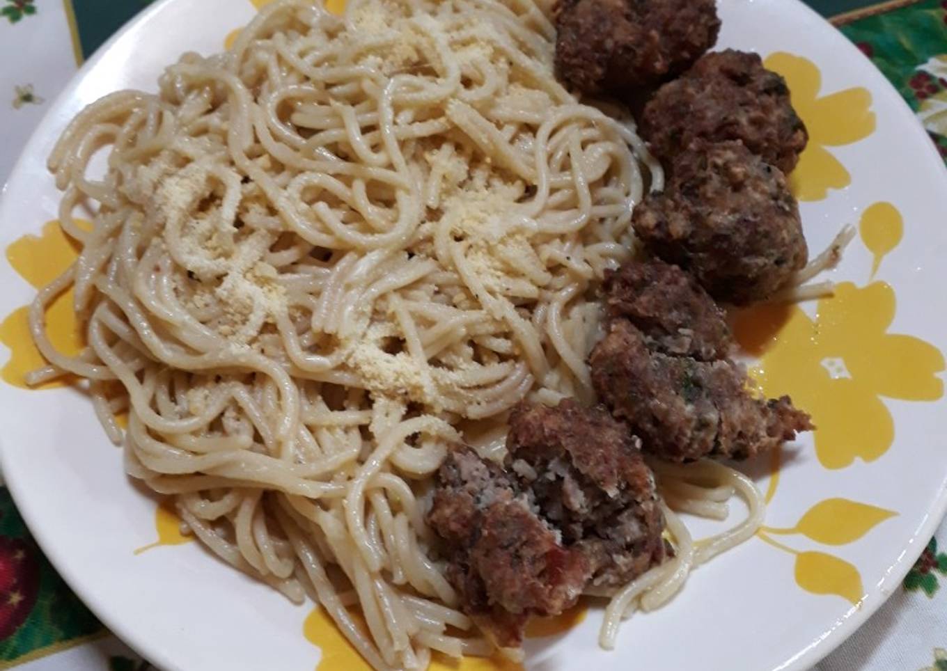 Spaghetti con albóndigas de pollo y carne picada