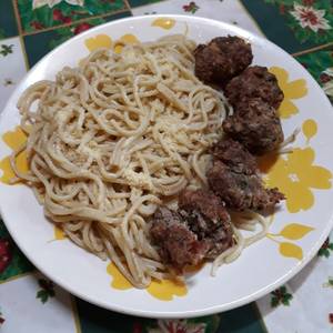 Spaghetti con albóndigas de pollo y carne picada