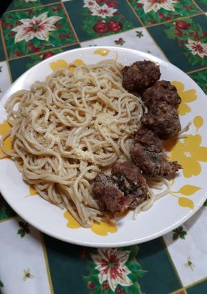 Una foto de Spaghetti con albóndigas de pollo y carne picada