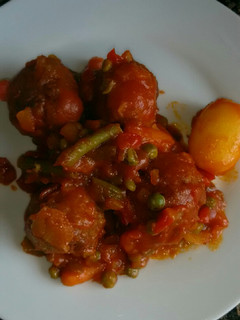 Una foto de Albóndigas con verduras