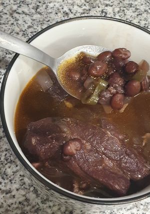 Una foto de Frijoles Bayos con Costillas