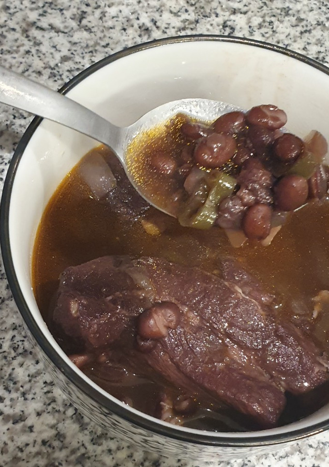 Una foto de Frijoles Bayos con Costillas