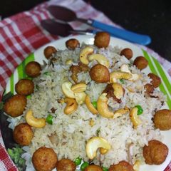 A picture of Kaju moti pulav.