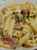 Penne con pimientos rojos, verdes y amarillos
