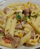 Penne con pimientos rojos, verdes y amarillos