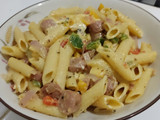 Penne con pimientos rojos, verdes y amarillos
