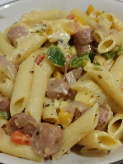 Una foto de Penne con pimientos rojos, verdes y amarillos