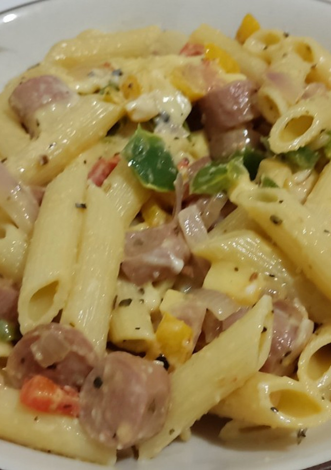 Una foto de Penne con pimientos rojos, verdes y amarillos