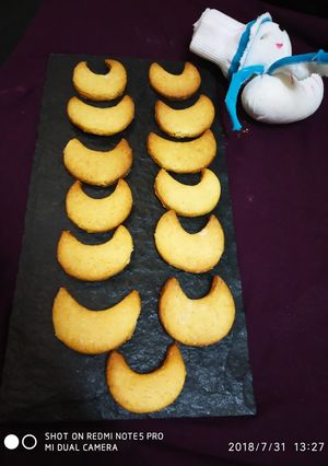 A picture of Chaand cookies.