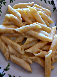 Una foto de Macarrones con queso// fácil sin horno