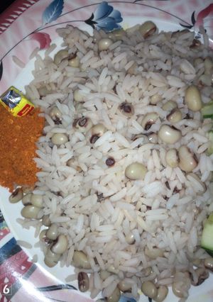 A picture of Rice n beans wit cucumber.