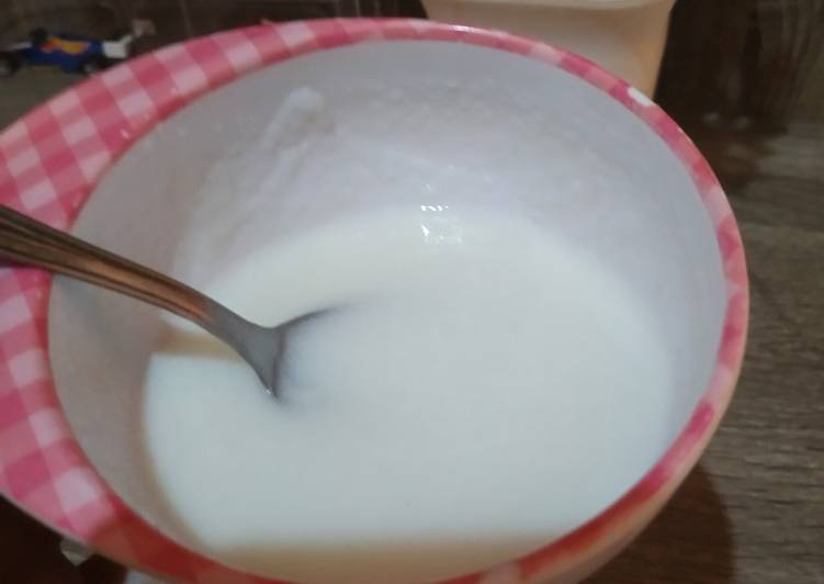 Bagaimana Menyiapkan MPASI Bubur Tepung Beras Susu yang Enak Banget
