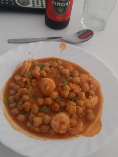 Una foto de Garbanzos con langostinos