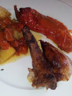 Una foto de Cordero asado con patatas y verduras